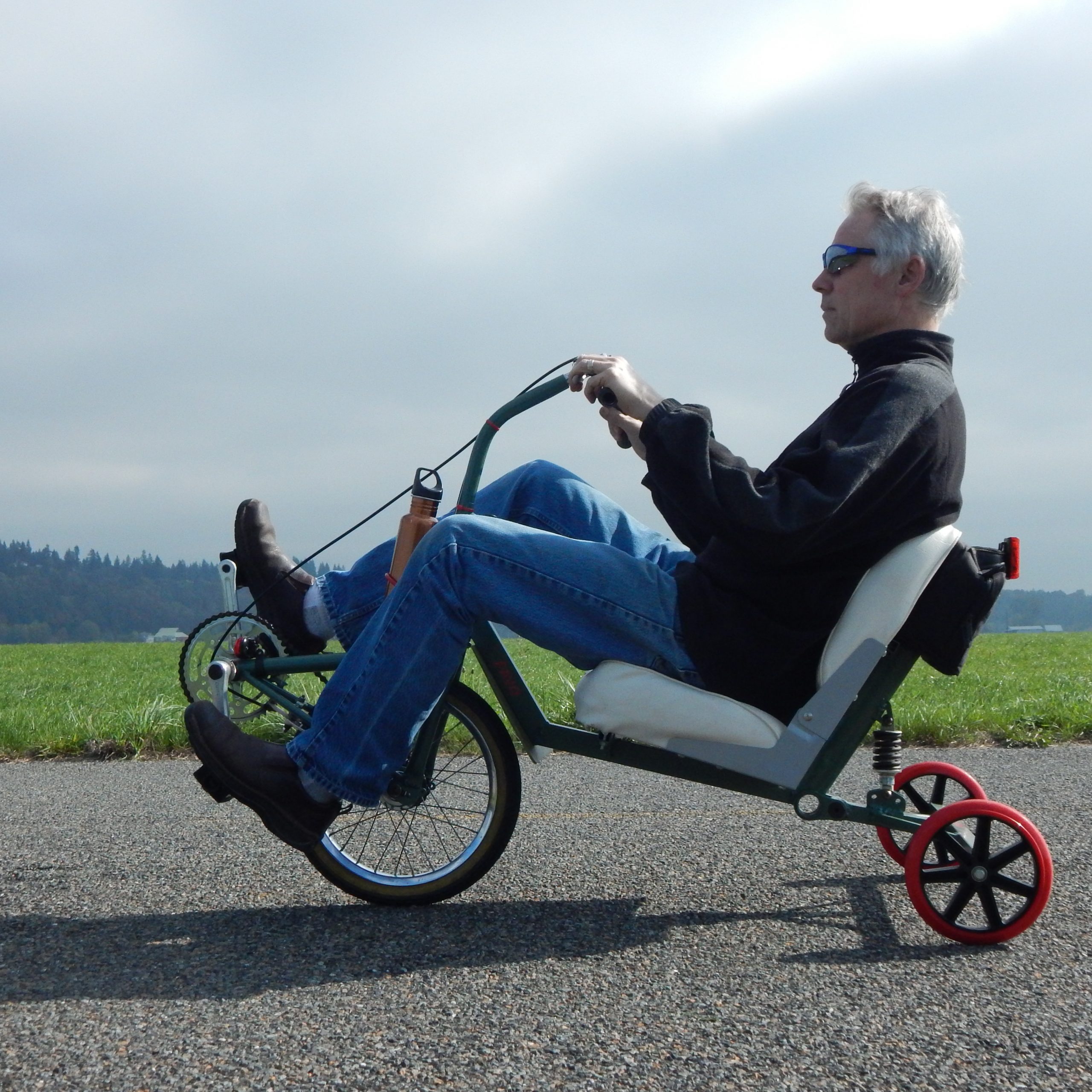 Tricycle with steering clearance wheel